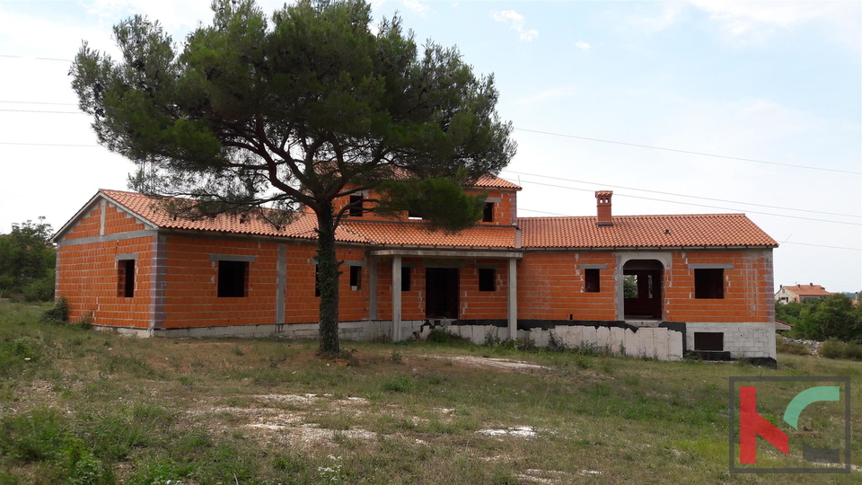 Rovinjsko Selo, roh bau kuća 450m2. okućnica 3521m2