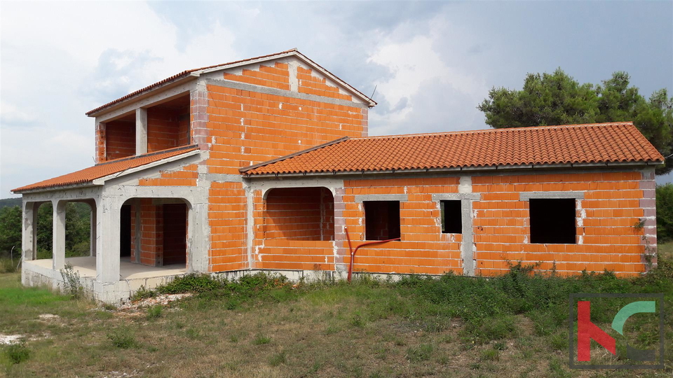 Rovinjsko Selo, nedokončano hišo 450m2, vrt 3521m2