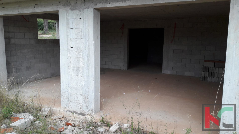 Rovinjsko Selo, nedokončano hišo 450m2, vrt 3521m2