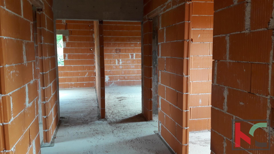 Rovinjsko Selo, nedokončano hišo 450m2, vrt 3521m2