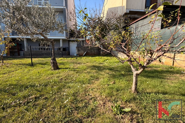 PULA, BUSOLER, TROSOBNI STAN S VRTOM I PRIVATNIM DVORIŠTEM #PRODAJA