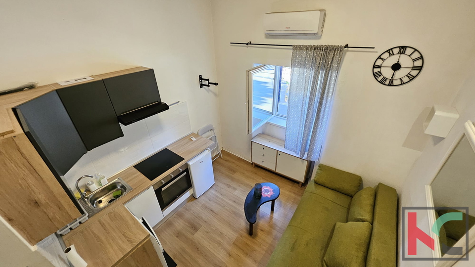 EKSKLUZIVNO U PONUDI &ndash; PULA CENTAR&comma; URE&Dstrok;ENA GARSONIJERA S GALERIJOM&comma; &num;PRODAJA