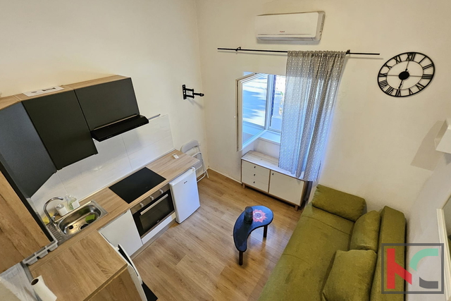 EKSKLUZIVNO U PONUDI – PULA CENTAR, UREĐENA GARSONIJERA S GALERIJOM, #PRODAJA