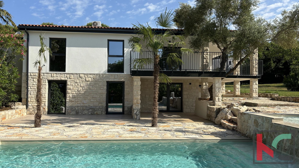 ISTRA – UMAG, KUĆA S 3 APARTMANA I BAZENOM, 300M OD PLAŽE #PRODAJA