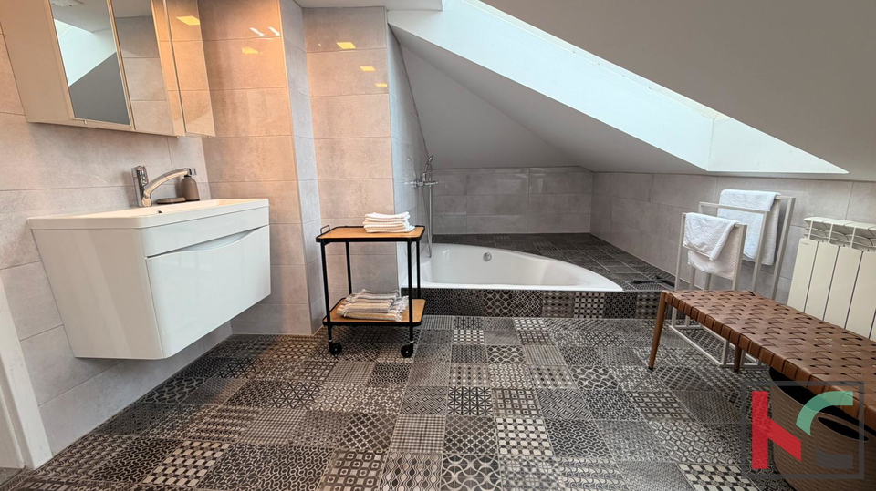 PULA&comma; STOJA&comma; EKSKLUZIVAN AUSTROUGARSKI STAN S DVORI&Scaron;TEM &num;PRODAJA