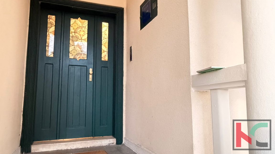 PULA&comma; STOJA&comma; EKSKLUZIVAN AUSTROUGARSKI STAN S DVORI&Scaron;TEM &num;PRODAJA