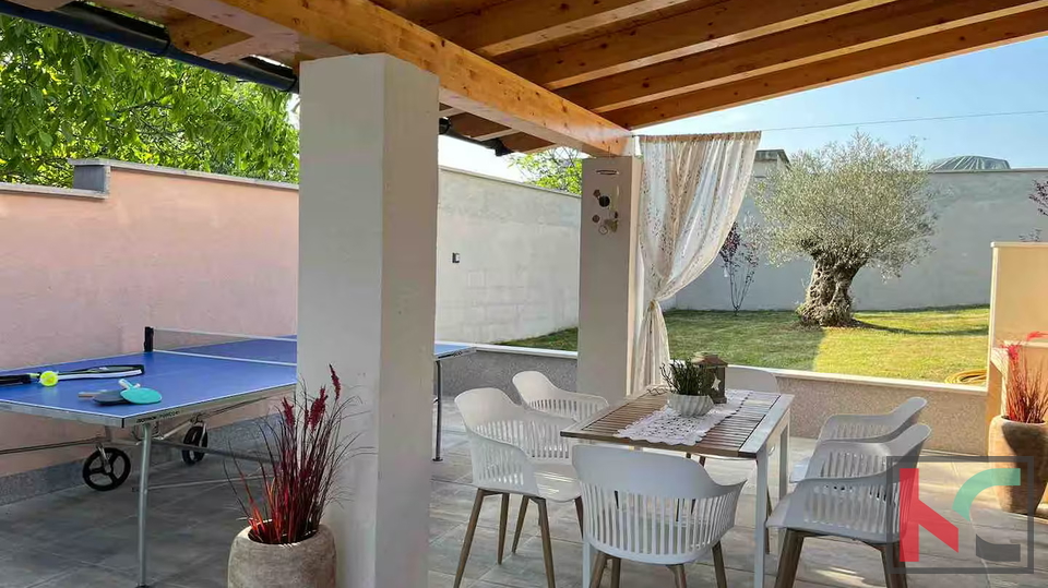 ISTRA&comma; BARBAN - SAMOSTOJE&Cacute;A KU&Cacute;A S DVA STANA I BAZENOM&comma; &num;PRODAJA