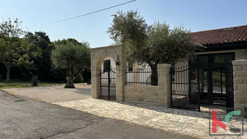 ISTRA – UMAG, KUĆA S 3 APARTMANA I BAZENOM, 300M OD PLAŽE #PRODAJA