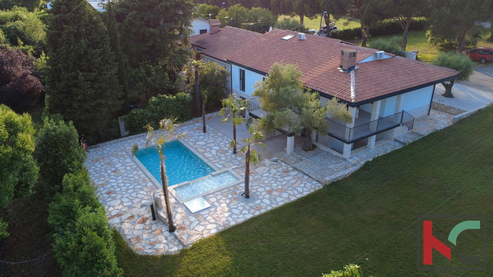 ISTRA – UMAG, KUĆA S 3 APARTMANA I BAZENOM, 300M OD PLAŽE #PRODAJA