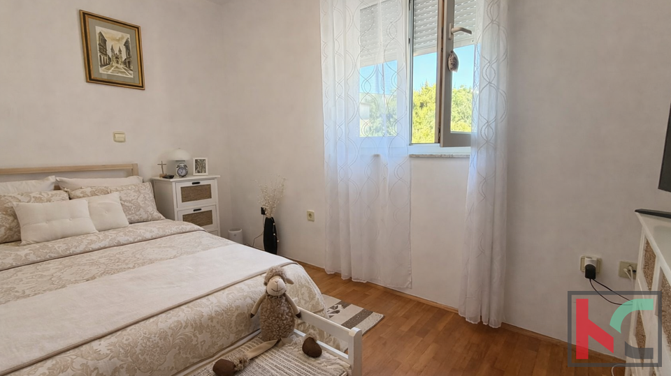PULA&comma; VERUDA&comma; STAN 2SS&plus;DB NA PO&Zcaron;ELJNOJ LOKACIJI&comma; 200M OD PLA&Zcaron;E &num;PRODAJA
