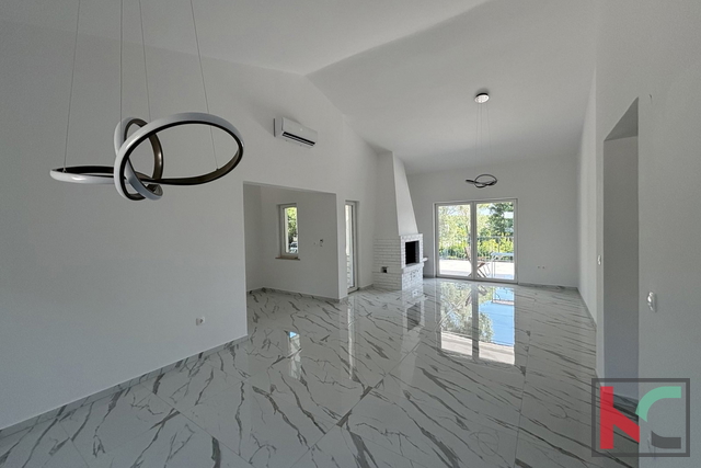 ISTRA – UMAG, HOUSE WITH 3 APARTMENTS AND A SWIMMING POOL, 300M FROM THE BEACH #FOR SALE