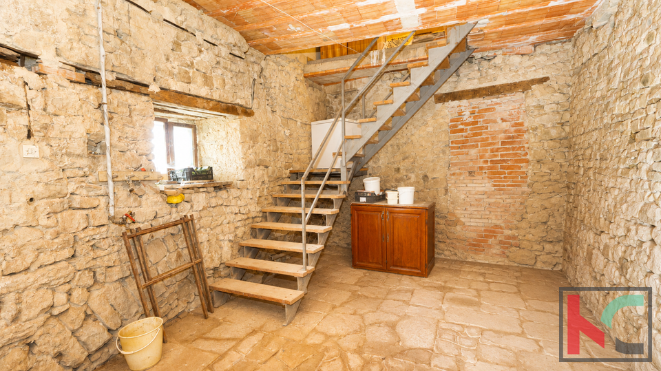 MOTOVUN - KU&Cacute;A U STAROJ JEZGRI I OTVORENIM POGLEDOM &num;PRODAJA
