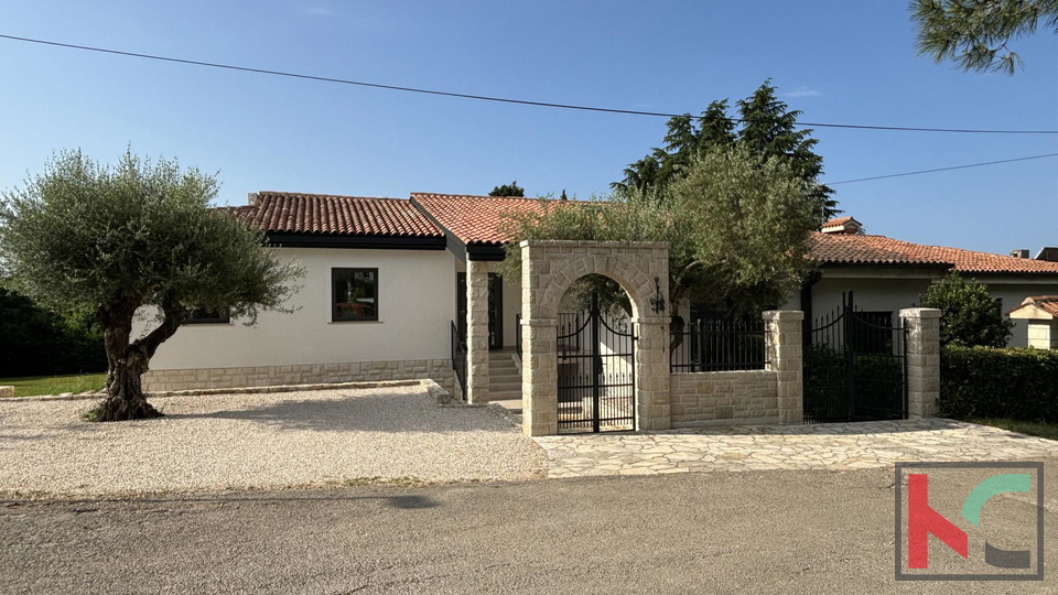 ISTRA – UMAG, KUĆA S 3 APARTMANA I BAZENOM, 300M OD PLAŽE #PRODAJA