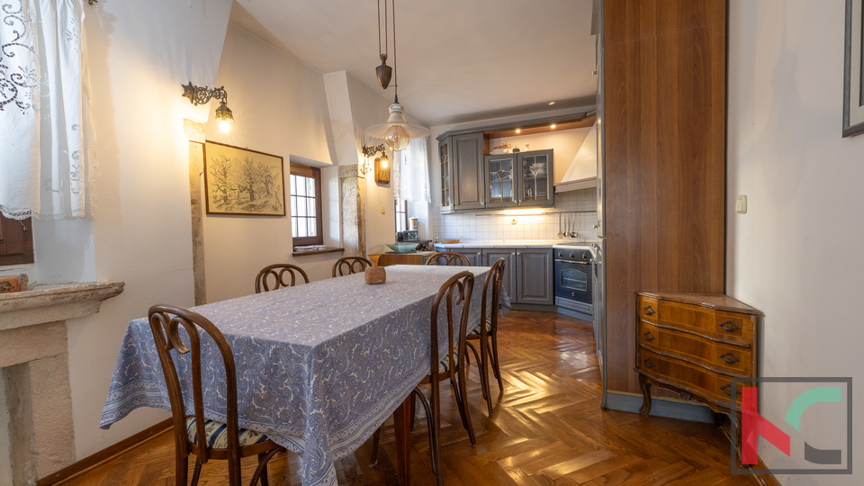 ISTRA&comma; BRTONIGLA&comma; KVALITETNO OBNOVLJENA KU&Cacute;A U SRCU ISTRE&comma; &num;PRODAJA