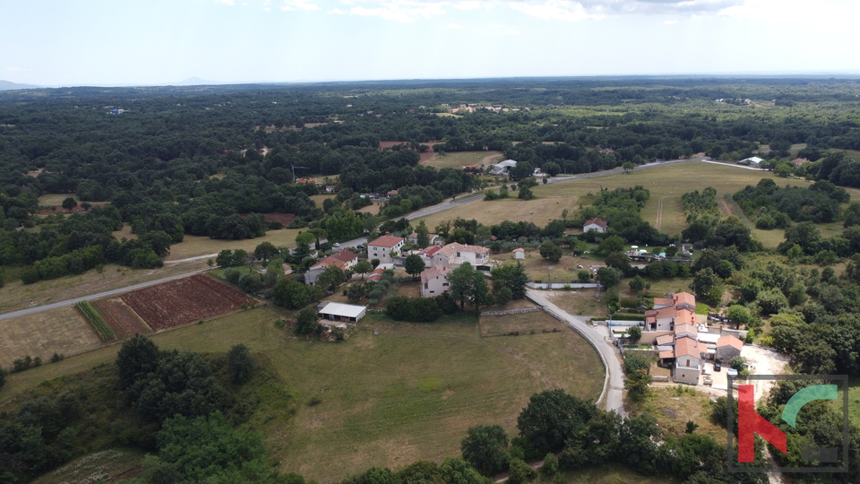 ISTRA-&Zcaron;MINJ&comma; GRA&Dstrok;EVINSKO ZEMLJI&Scaron;TE 589 m&sup2; &ndash; PRAVOMO&Cacute;NA GRA&Dstrok;EVINSKA DOZVOLA&comma; PLA&Cacute;ENE KOMUNALIJE&comma; ODMAH SPREMNO ZA GRADNJU&comma; &num;PRODAJA