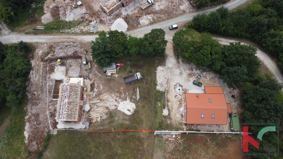 ISTRA-&Zcaron;MINJ&comma; GRA&Dstrok;EVINSKO ZEMLJI&Scaron;TE 589 m&sup2; &ndash; PRAVOMO&Cacute;NA GRA&Dstrok;EVINSKA DOZVOLA&comma; PLA&Cacute;ENE KOMUNALIJE&comma; ODMAH SPREMNO ZA GRADNJU&comma; &num;PRODAJA