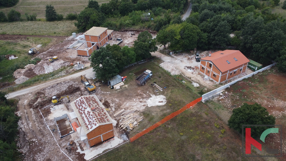 ISTRA-&Zcaron;MINJ&comma; GRA&Dstrok;EVINSKO ZEMLJI&Scaron;TE 589 m&sup2; &ndash; PRAVOMO&Cacute;NA GRA&Dstrok;EVINSKA DOZVOLA&comma; PLA&Cacute;ENE KOMUNALIJE&comma; ODMAH SPREMNO ZA GRADNJU&comma; &num;PRODAJA