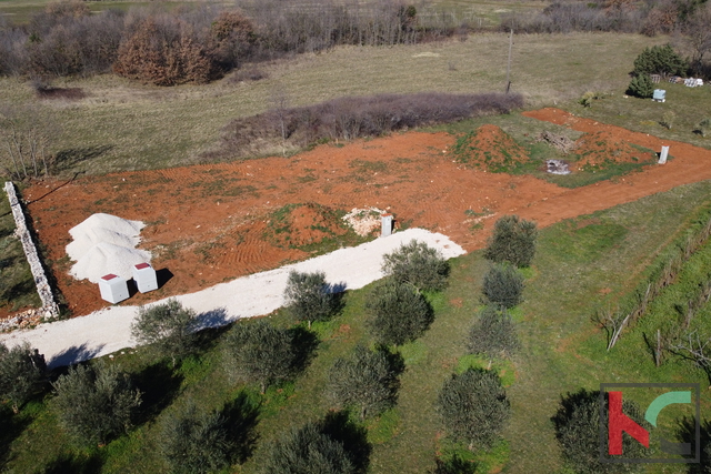 MARČANA, TERRENO CON PERMESSO PER CASA CON PISCINA #VENDITA