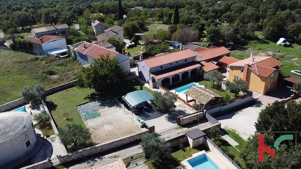 ISTRA&comma; SVETVIN&Ccaron;ENAT&comma; STEINHAUS MIT BEHEIZTEM POOL AUF 1200 M2 GRUNDST&Uuml;CK&comma; &num;VERKAUF
