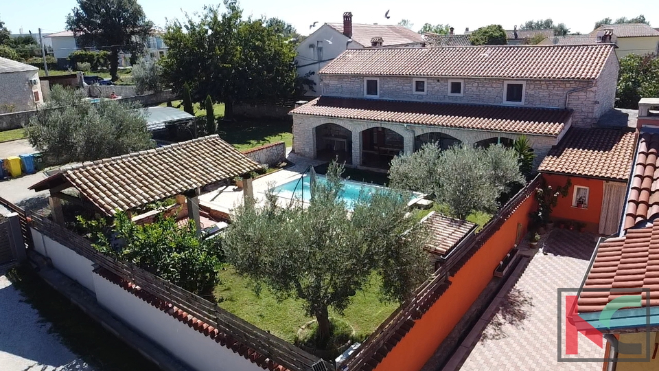 ISTRA&comma; SVETVIN&Ccaron;ENAT&comma; STEINHAUS MIT BEHEIZTEM POOL AUF 1200 M2 GRUNDST&Uuml;CK&comma; &num;VERKAUF