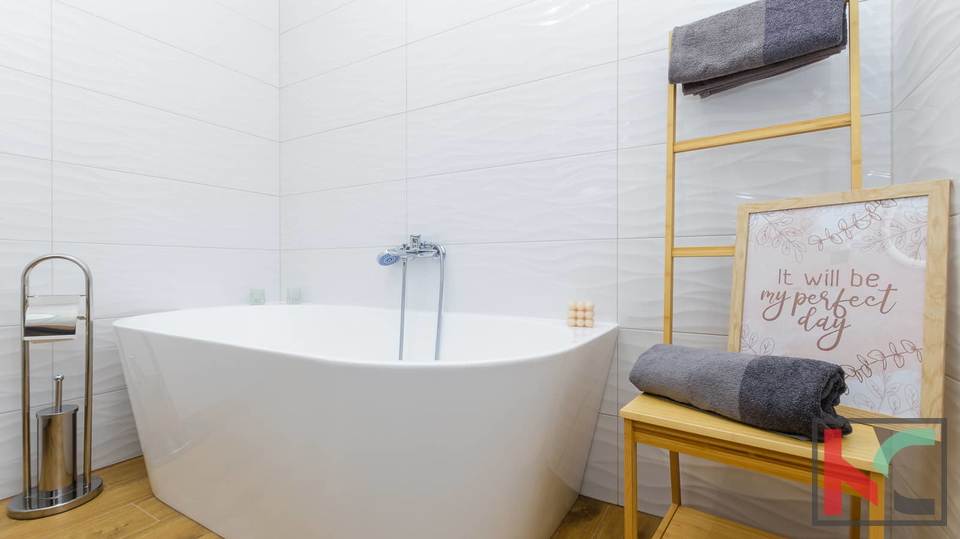 ISTRA&comma; BARBAN&comma; KU&Cacute;A SA TRI SPAVA&Cacute;E SOBE I BAZENOM &num;PRODAJA