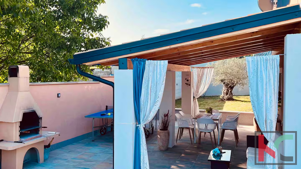 ISTRA&comma; BARBAN - SAMOSTOJE&Cacute;A KU&Cacute;A S DVA STANA I BAZENOM&comma; &num;PRODAJA