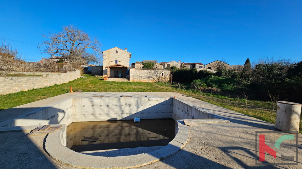 Gemeinde Svetvinčenat, ein Haus in der Renovierungsphase mit Außenküche und Swimmingpool steht zum Verkauf #verkauf