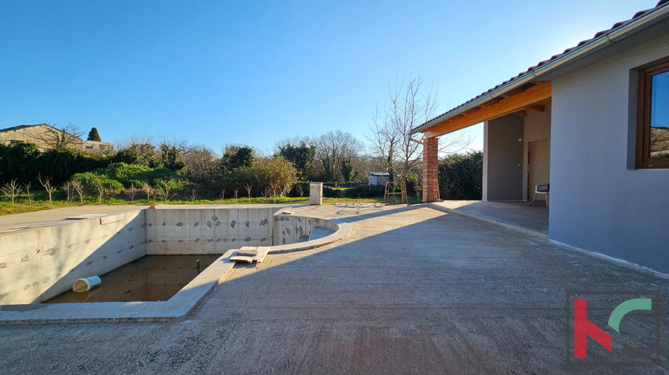 Gemeinde Svetvinčenat, ein Haus in der Renovierungsphase mit Außenküche und Swimmingpool steht zum Verkauf #verkauf