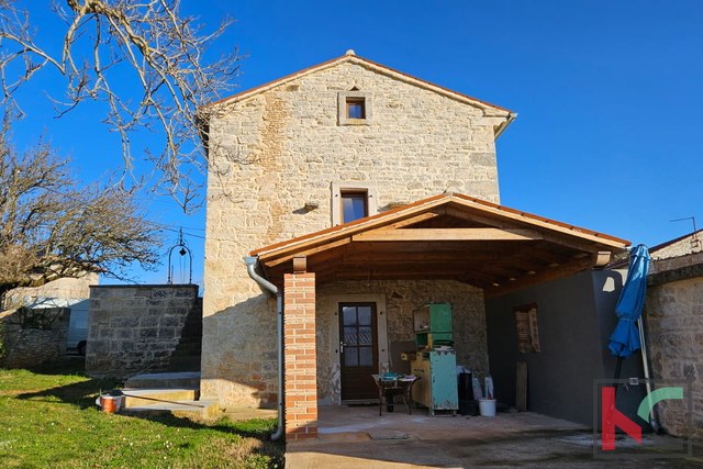 Gemeinde Svetvinčenat, ein Haus in der Renovierungsphase mit Außenküche und Swimmingpool steht zum Verkauf #verkauf