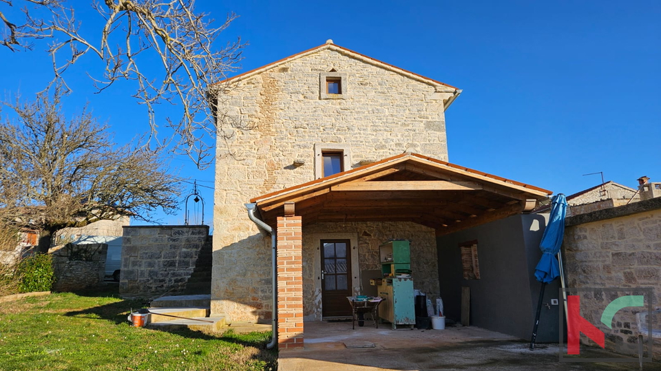 Gemeinde Svetvinčenat, ein Haus in der Renovierungsphase mit Außenküche und Swimmingpool steht zum Verkauf #verkauf