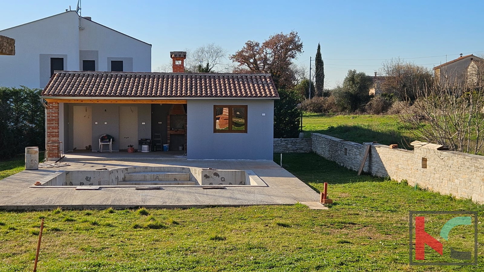 Gemeinde Svetvinčenat, ein Haus in der Renovierungsphase mit Außenküche und Swimmingpool steht zum Verkauf #verkauf