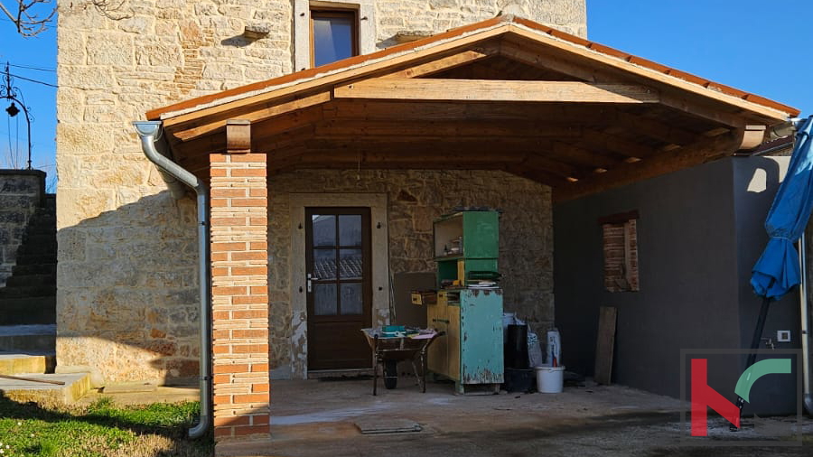 Gemeinde Svetvinčenat, ein Haus in der Renovierungsphase mit Außenküche und Swimmingpool steht zum Verkauf #verkauf