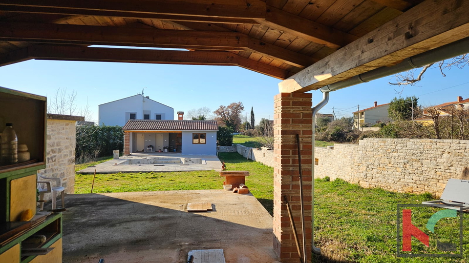 Gemeinde Svetvinčenat, ein Haus in der Renovierungsphase mit Außenküche und Swimmingpool steht zum Verkauf #verkauf