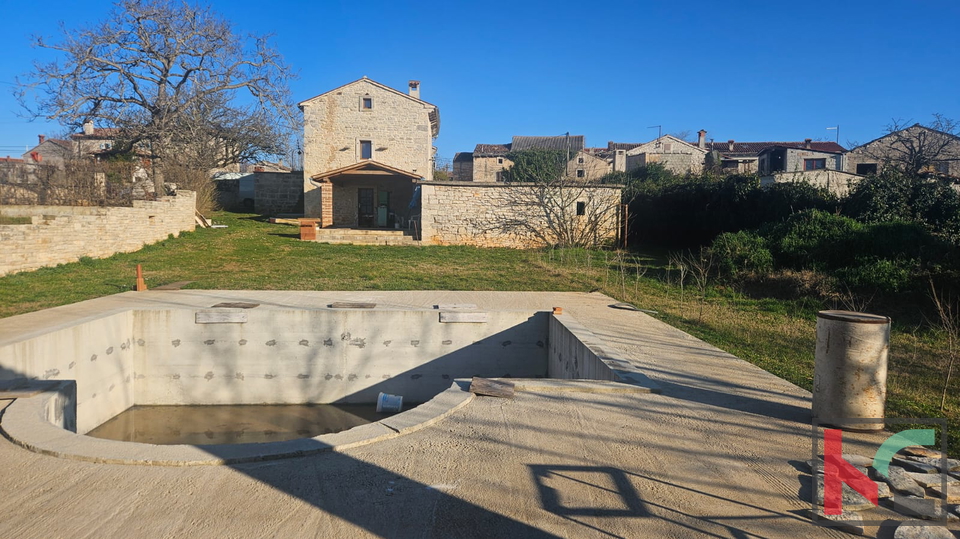 Gemeinde Svetvinčenat, ein Haus in der Renovierungsphase mit Außenküche und Swimmingpool steht zum Verkauf #verkauf