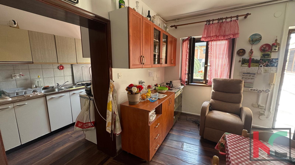 ISTRA, PREMANTURA, TRI APARTMANA SA OKUĆNICOM, #PRODAJA