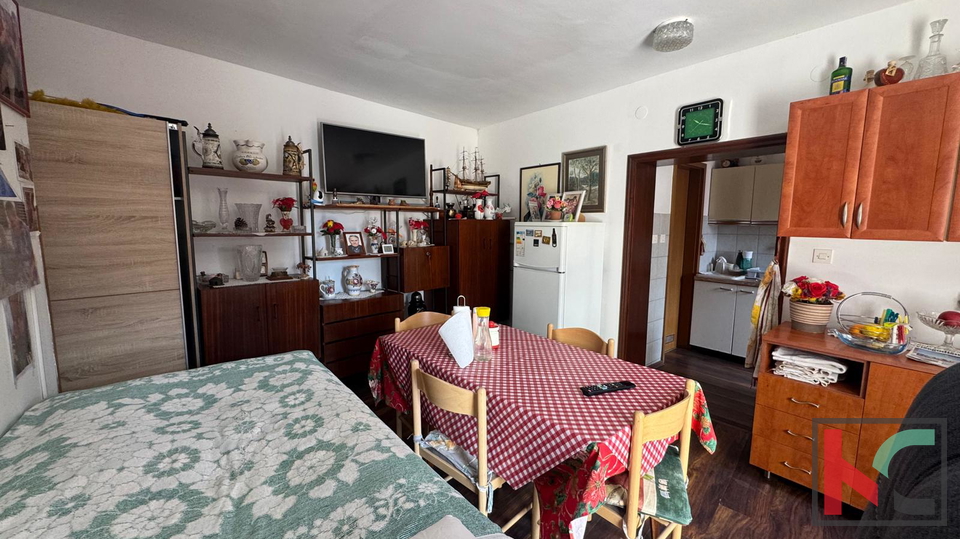 ISTRA, PREMANTURA, TRI APARTMANA SA OKUĆNICOM, #PRODAJA