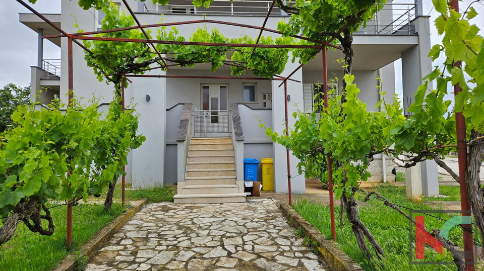 PULA, VALDEBEK, KUĆA SA DVA STANA I GARAŽOM #PRODAJA