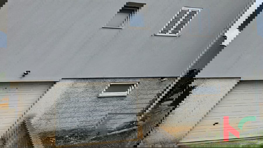 PULA, VALDEBEK, KUĆA SA DVA STANA I GARAŽOM #PRODAJA
