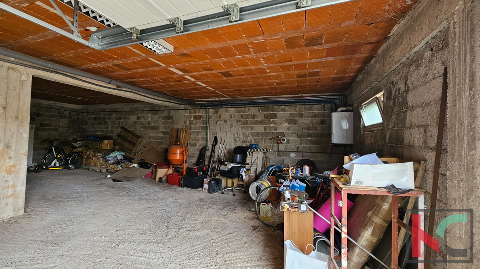 PULA, VALDEBEK, KUĆA SA DVA STANA I GARAŽOM #PRODAJA