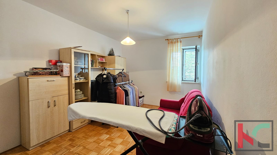 PULA, VALDEBEK, KUĆA SA DVA STANA I GARAŽOM #PRODAJA