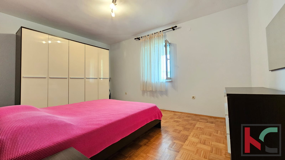 PULA, VALDEBEK, KUĆA SA DVA STANA I GARAŽOM #PRODAJA