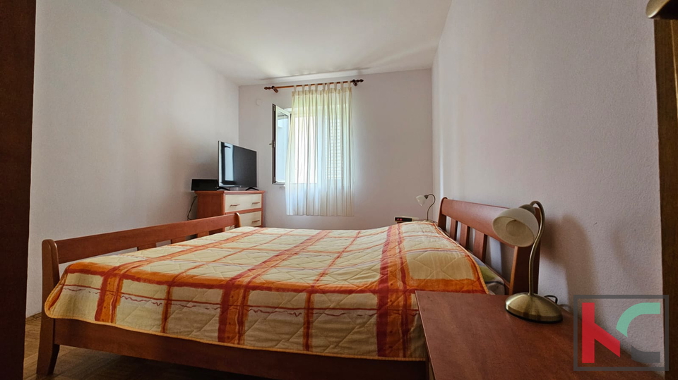 PULA, VALDEBEK, KUĆA SA DVA STANA I GARAŽOM #PRODAJA