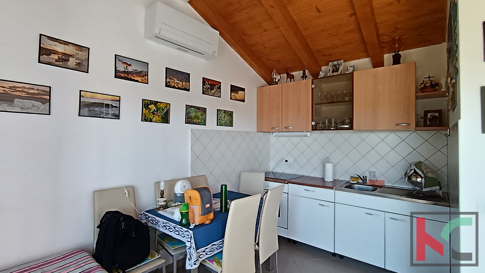 ISTRA, OKOLICA ROVINJA, VIKENDICA S VELIKIM ZEMLJIŠTEM U BLIZINI MORA, #PRODAJA
