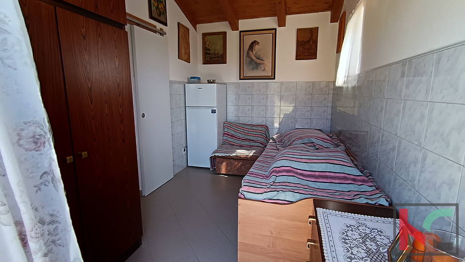 ISTRA, OKOLICA ROVINJA, VIKENDICA S VELIKIM ZEMLJIŠTEM U BLIZINI MORA, #PRODAJA