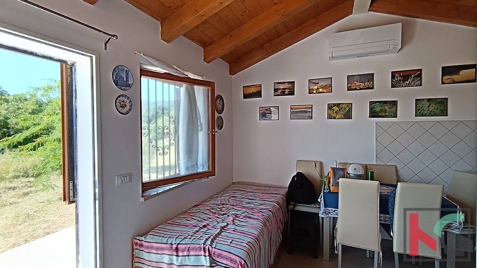 ISTRA, OKOLICA ROVINJA, VIKENDICA S VELIKIM ZEMLJIŠTEM U BLIZINI MORA, #PRODAJA