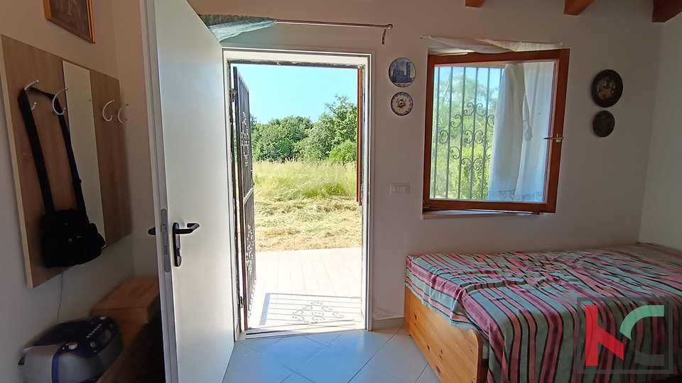 ISTRA, OKOLICA ROVINJA, VIKENDICA S VELIKIM ZEMLJIŠTEM U BLIZINI MORA, #PRODAJA