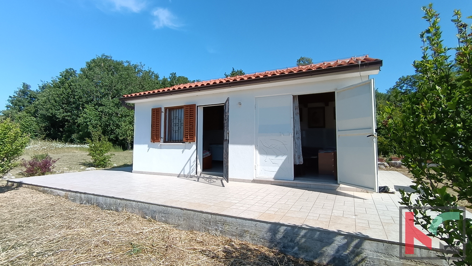 ISTRA, OKOLICA ROVINJA, VIKENDICA S VELIKIM ZEMLJIŠTEM U BLIZINI MORA, #PRODAJA