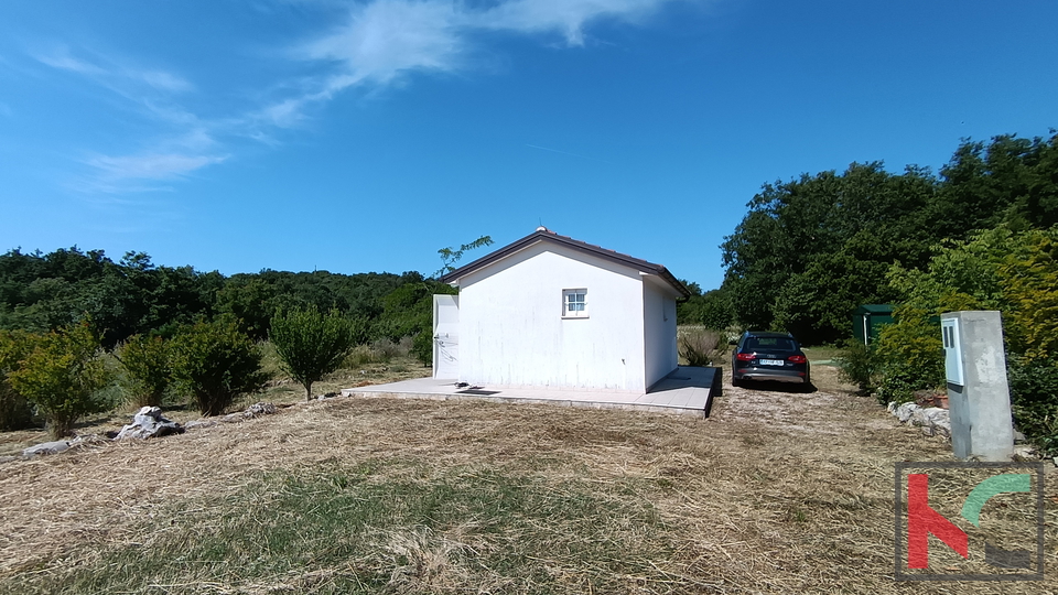 ISTRA, OKOLICA ROVINJA, VIKENDICA S VELIKIM ZEMLJIŠTEM U BLIZINI MORA, #PRODAJA