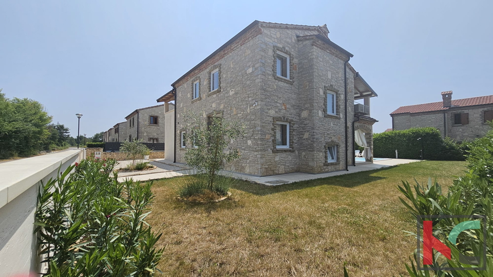 ISTRA, SVETVINČENAT, KUĆA SA BAZENOM I UREĐENOM OKUĆNICOM, 4 SPAVAĆE SOBE, 3 KUPAONICE, #PRODAJA
