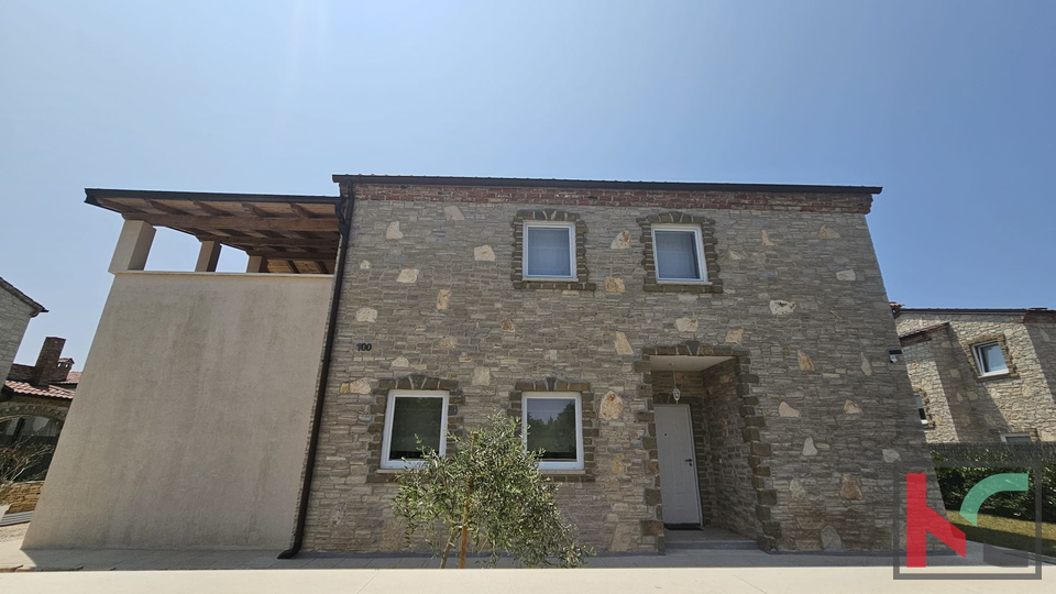 ISTRA, SVETVINČENAT, KUĆA SA BAZENOM I UREĐENOM OKUĆNICOM, 4 SPAVAĆE SOBE, 3 KUPAONICE, #PRODAJA